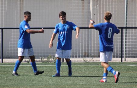 Kevin Lamela (izda) es felicitado por Porrúa y el bigoleador Piccolo tras marcar el 4-1 del juvenil A del San Fernando CD al Balón de Cádiz. 