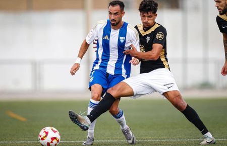 Dani García intenta frenar a un jugador de La Unión. 