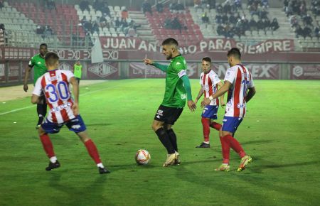 Francis Ferrón, que jugó en su tierra, controla el balón ante los algeciristas Álvaro Leiva, Álvaro Romero y Tomás Sánchez en presencia de Djak Traoré. 