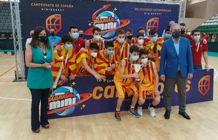 La alcaldesa Patricia Cavada y el vicepresidente de la FEB, Antonio de Torres, entregaron la copa de campeón a la selección masculina de Cataluña. 