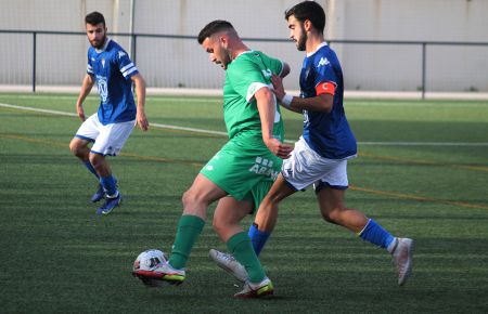 El ariete Fran Jiménez, en la imagen perseguido por el capitán azulino Jes´ús Gutiérrez, marcó los dos goles del Portuense al San Fernando CD 'B'.