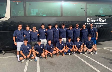 Los 18 jugadores del CH San Fernando posaron juntos antes de viajar con RICO BUS este jueves a San Sebastián y donde buscarán un hueco en la Fase Final de ascenso. 