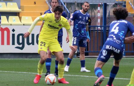 Lanchi con el Villarreal B ante el Sanluqueño. Al fondo aparece Javi Navarro, otro refuerzo azulino.