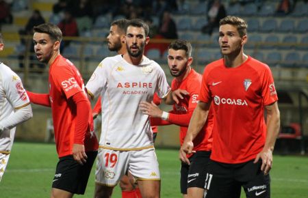 Dani Molina, David Ramos y Jon Ceberio vigilan a Claudio Medina, autor del primer gol de la Cultural Leonesa, antes de botarse una falta