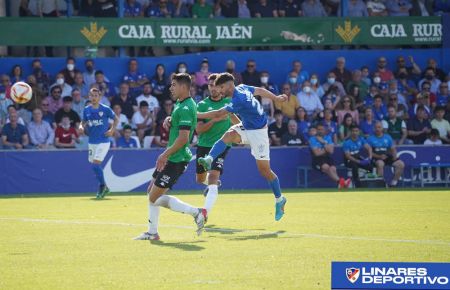 Meléndez dispara a portería ante Rafa Páez y Luis Ruiz. 