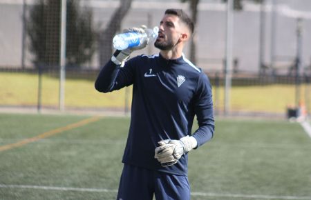 El meta Ángel de la Calzada, en la imagen refrescándose en el entrenamiento del pasado jueves, se medirá al que fue su equipo en la pasada Liga. 