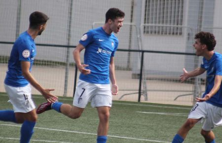 Alberto Pérez, en el centro festejando uno de sus goles en la pasada temporada, es uno de los seis jugadores que siguen en el juvenil A del San Fernando CD