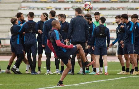 Bibiany juguetea con el balón mientras sus compañeros bromean en un entrenamiento en el estadio Bahía Sur. 