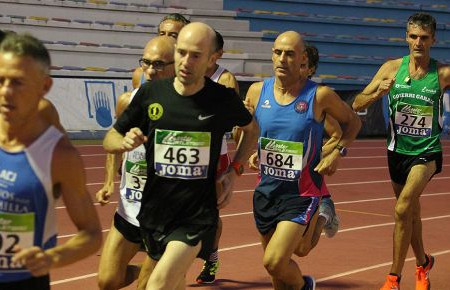 Carlos Sánchez Quevedo (dorsal 684) durante la final B de los 5000 metros (M45).