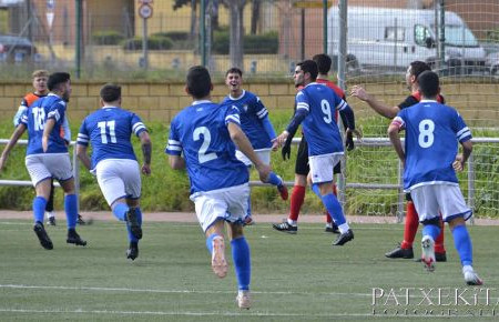 El filial azulino festeja el gol con Melero (dorsal 9) 