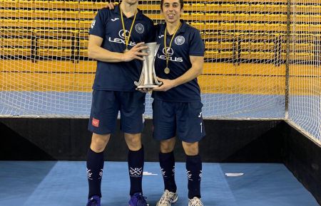 Juan Muñoz y Pepe Villegas con la copa de campeones de España