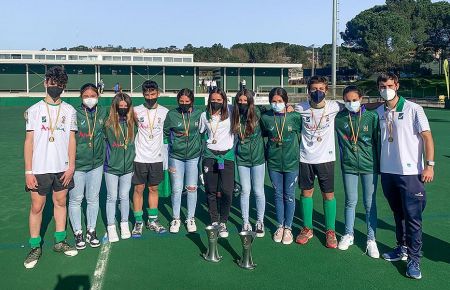 Los nueve jugadores y dos entrenadores del Club Hockey San Fernando.