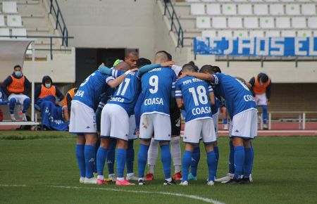 Los jugadores azulinos se conjuran antes del inicio del partido