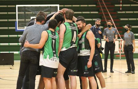 Los jugadores del CB San Fernando celebran el triunfo ante la Gymnástica Portuense. 