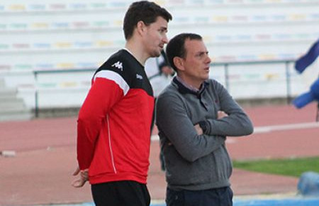 Rafa Padilla y Alberto González conversan en el San Fernando-Real Murcia de la pasada temporada.