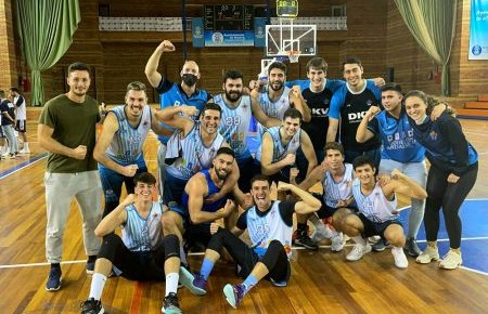 El Cimbis celebra el gran triunfo conseguido en Huelva. 