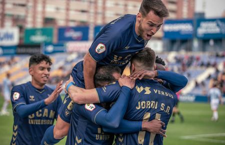 Los jugadores del UCAM Murcia celebran un gol de Jordi Sánchez