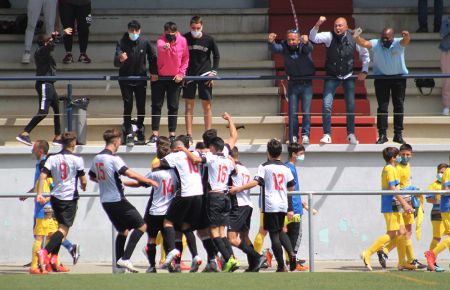 Los jugadores del San Fernando Atlético juvenil celebran con sus aficionados el gol del triunfo en el derbi ante el San Fernando CD 'B'