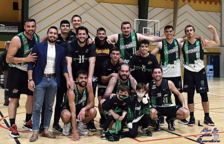 Los jugadores del CB San Fernando celebraron su séptimo triunfo.