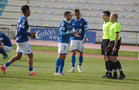 Pepe Bernal, que en la foto le reclama falta al árbitro en el gol del Linares, puede volver al once azulino. 