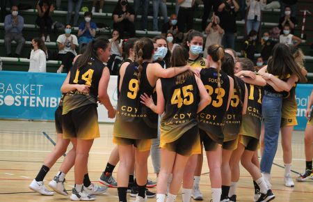 Las jugadoras de la SD Candray celebran el pase a cuartos de final.