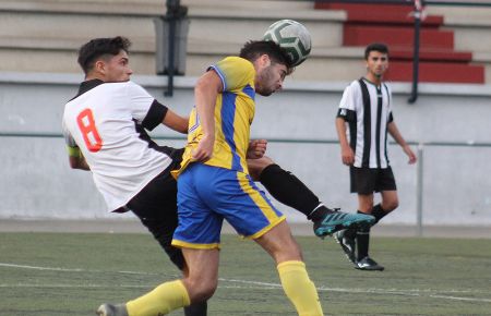 Raúl Mancera, del San Fernando Atlético, intenta frenar a un rival.