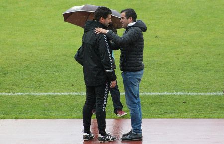 Fernando Estévez charla con José Herrera en los prolegómenos del partido San Fernando CD-Marbella de la temporada 17-18 en Bahía Sur.