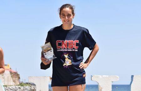 Irene Peinado, en lo más alto del podio en la prueba celebrada en Ceuta. 