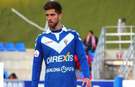 Marc Carbó, en un partido con el Badalona en el grupo 3 de Segunda B. 