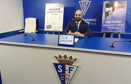 El presidente Louis Kinziger, sonriente antes de empezar la presentación de la campaña de abonados del San Fernando Club Deportivo. 