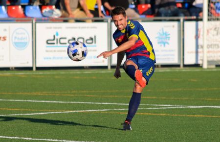 Sergio Cortés golpea el balón con el Llagostera.