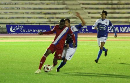 El costamarfileño Traoré, con el Recreativo de Huelva, conduce el balón ante Bruno Herrero y Pedro Ríos en la temporada 18-19 en Bahía Sur. 