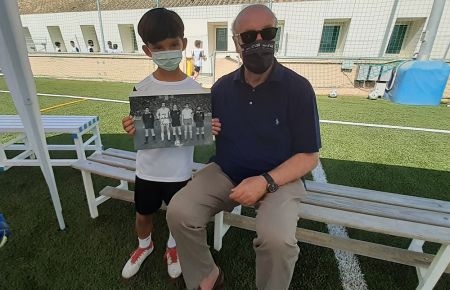 Vicente Del Bosque le firmó una foto al nieto de Ricardo Escobar en la que está con su abuelo, ambos como capitanes en un Cádiz- Real Madrid. 