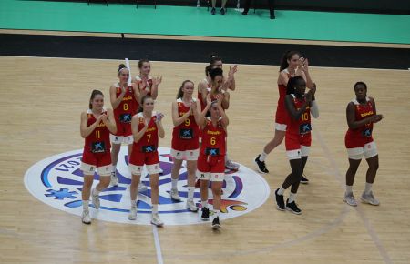 La selección española aplaude a la afición isleña al final del partido.