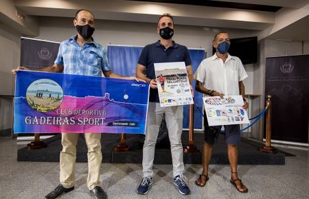 Francis Posada y los representantes del club Gadeiras Sport en la presentación. 