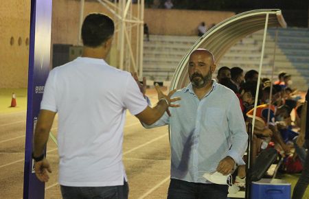 Nacho Castro y Alejandro Sandroni se saludan antes del partido.