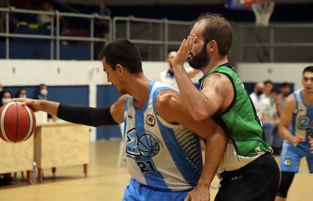 Arsenio Cordero, del CB San Fernando, defiende un ataque del linense Cándido Matoso. 