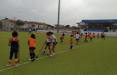 Un grupo de alumnos de la Escuela del Club Hockey San Fernando. 