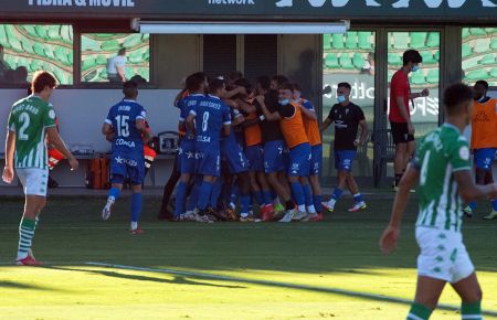 El San Fernando celebró con el banquillo el gol de Biabiany. 