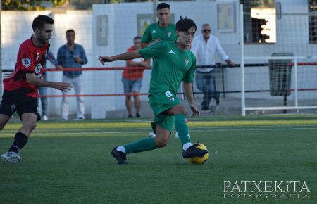 El centrocampista del filial azulino Nino Anillo controla un balón. 