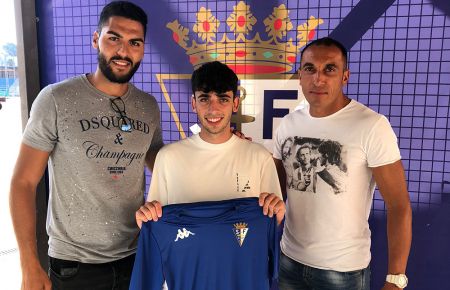 El delantero Antonio Márquez, flamante fichaje del juvenil A del San Fernando CD, junto a los entrenadores italianos Othman y Claudio. 