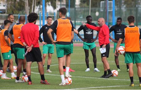 Nacho Castro se dirige a sus jugadores en el entrenamiento del pasado jueves en el campo de la Junta de Deportes. 