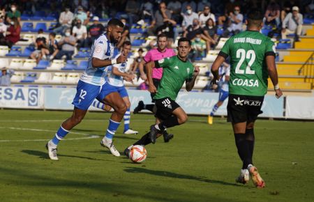 El delantero del Alcoyano Mourad conduce el balón ante los azulinos Bicho y Manu Moreno. 