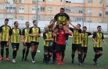 Leo, en su despedida como jugador para dirigir ahora al GE Bazán, fue sacado a hombros por el meta Rafa, que hizo un gran esfuerzo. 