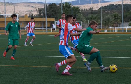 El azulino Toni cubre el balón ante un rival y en presencia de su compañero Pablo Mingo.