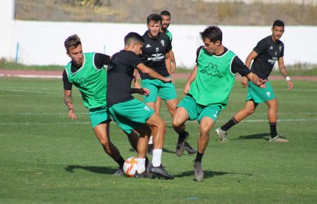 Juan Agüero, Bicho y Sergio Cortés pelean por un balón en el entrenamiento del pasado miércoles en la Junta de Deportes. 