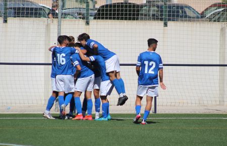 Los jugadores del filial felicitan a Melero tras su golazo. 