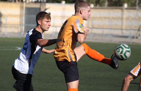 Pablo Hormigo, del juvenil A del San Fernando Atlético, y el ariete del Wea Sierra de Cádiz, Fernando, en el partido del sábado en Gómez Castro.