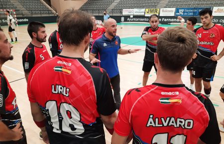 El técnico José Navarro se dirige a sus jugadores en un tiempo muerto. 