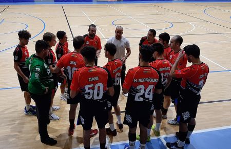 El entrenador del BM San Fernando, José Navarro, da instrucciones a sus jugadores.